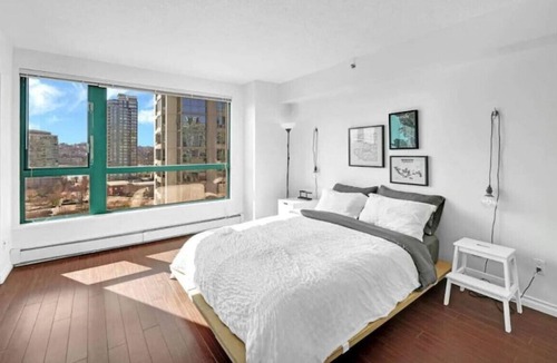 Yaletown Condo | Stunning 2-bed Yaletown apartment with water views