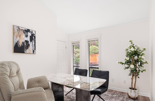 West Vancouver House | Stunning 4BR Retreat - Indoor Pool and Sauna