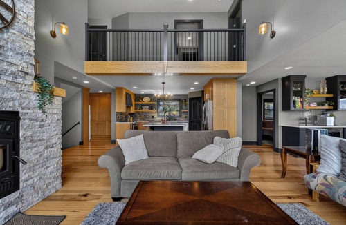 Blind Bay House | Stunning 6 Bedroom Lakehouse with Private Beach and Dock on Shuswap Lake