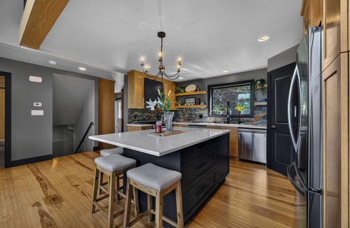 Blind Bay House | Stunning 6 Bedroom Lakehouse with Private Beach and Dock on Shuswap Lake