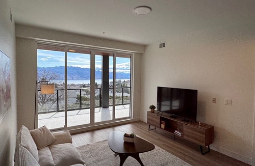 Central Okanagan Condo | Stunning lake view condo in the heart of Okanagan's Westside Wine Trail