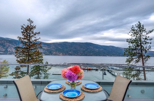 McKinley Condo | Stunning lakefront condo at McKinley beach/marina/roof-top patio/pet-friendly