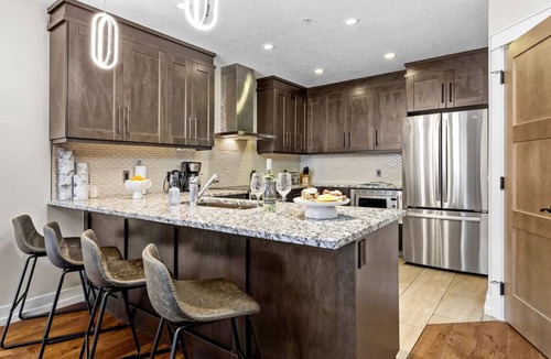Cougar Creek Condo | Stunning Penthouse w/Mtn Views, Hot Tub & Pool!