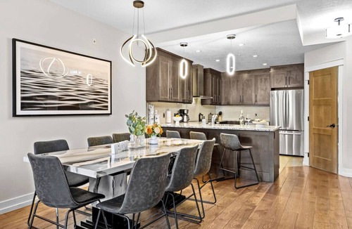 Cougar Creek Condo | Stunning Penthouse w/Mtn Views, Hot Tub & Pool!