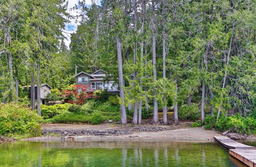 Port Alberni House | Stunning Sproat Lake waterfront - 5 bedrooms - beautiful sunset & mountain views