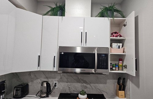 Southwest Edmonton House | Stylish 2BR Airport Retreat| AC | Parking | WiFi | Self Check-in | Workspace
