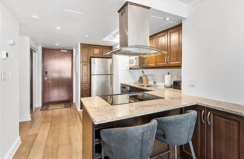Downtown Vancouver Condo | Stylish 2BR Condo in Heart of Downtown with free parking