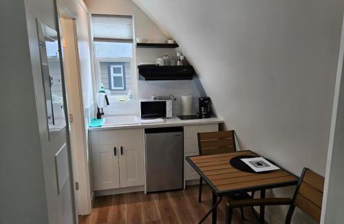 Port Renfrew House | Stylish Cabin Escape w - Kitchenette & Ensuite Bath