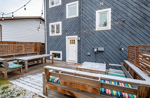 Red Deer House | Stylish & Cozy | King Bed | Arcade | Backyard & BBQ | Office & Hi-Speed Internet