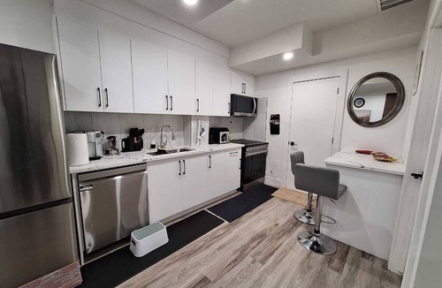 Leduc Apartment | Stylish & Cozy suite; smart entry, fast WiFi, Smart TVs,King bed. Near YEG & LRC