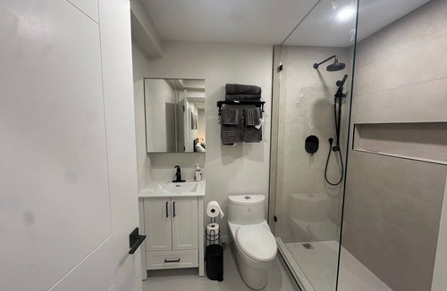 Burnaby House | Stylish Guest Suite Near Brentwood & PNE