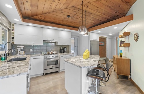 Central Okanagan House | Stylish MCM Rancher w hot tub - steam room - dog friendly