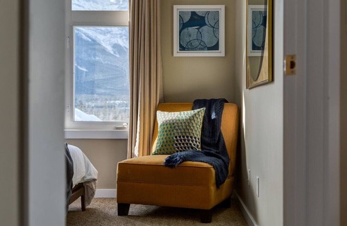 Cougar Creek Condo | Stylish Mountain View Condo with Gym