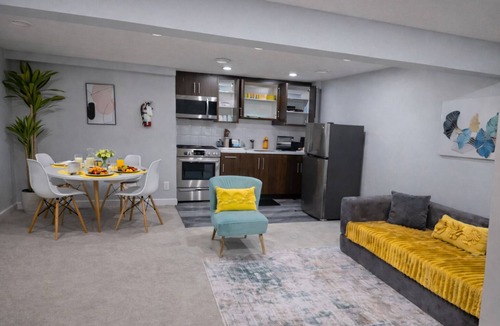 Northwest Calgary House | Stylish New Suite - Fast Wifi & Full Kitchen Near Airport