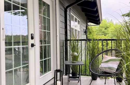 Quathiaski Cove Apartment | Stylish Quadra Island studio | Walk to ferry, cafes, pizza, and coffee shops