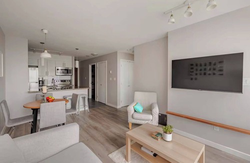 Central Apartment | Stylish Suite by the Arena & Bites