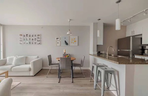 Central Apartment | Stylish Suite by the Arena & Bites