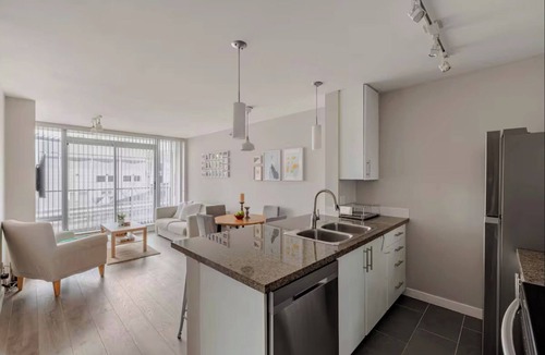 Central Apartment | Stylish Suite by the Arena & Bites
