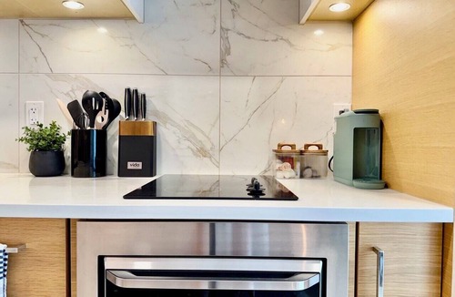 Lower Lonsdale Apartment | Stylish Suite · Kitchen · Wifi · Patio · Transit Friendly · North Vancouver