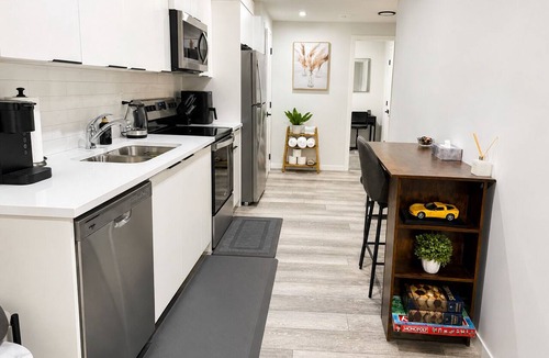 Calgary House | Stylishly furnished 2 bedroom suite near YYC Airport