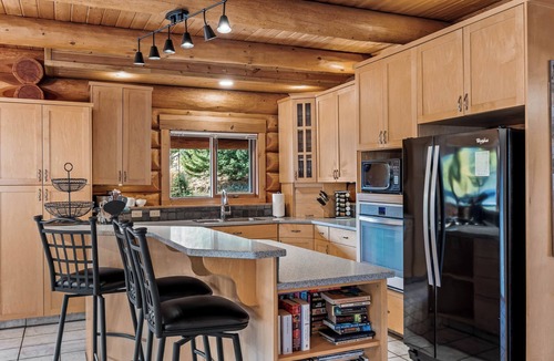 Sun Peaks Ski Chalet | Sunburst Chalet | Pet-Friendly Cabin, Sleeps 12