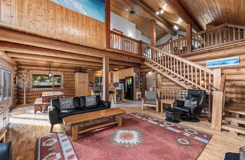 Sun Peaks Ski Chalet | Sunburst Chalet | Pet-Friendly Cabin, Sleeps 12
