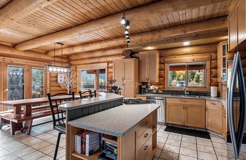 Sun Peaks Ski Chalet | Sunburst Chalet | Pet-Friendly Cabin, Sleeps 12