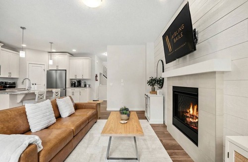 Cochrane House | Sundown Haven | Fenced Yard | Park | Crib | Pets