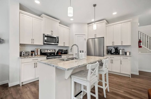 Cochrane House | Sundown Haven | Fenced Yard | Park | Crib | Pets