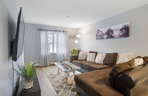 Southwest Edmonton Condo | ★Super Clean&Comfy,Netflix,Prkg.Very Trendy ★