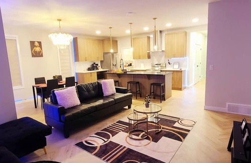 Southwest Edmonton House | SwitHome Glen 4 beds| 2.5 Baths | Near YEG Airport