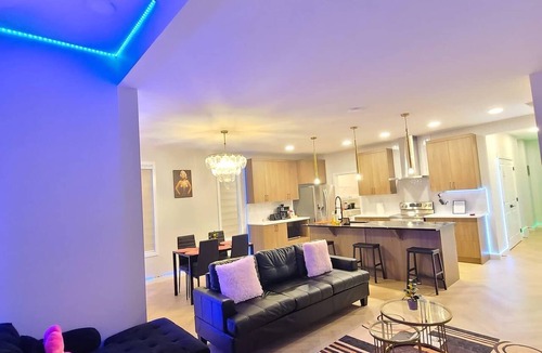 Southwest Edmonton House | SwitHome Glen 4 beds| 2.5 Baths | Near YEG Airport