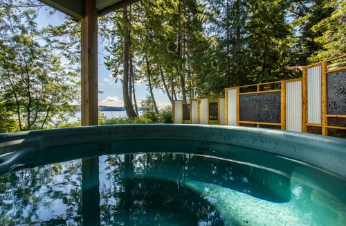 Fanny Bay House | Tall Cedars Beach House - Oceanfront with hot tub