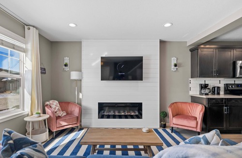 Sylvan Lake House | The Birch | 3 Bedroom Retreat | Sleeps 7 Guests! |