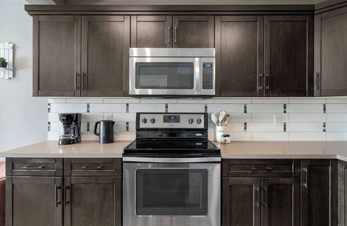 Sylvan Lake House | The Birch | 3 Bedroom Retreat | Sleeps 7 Guests! |