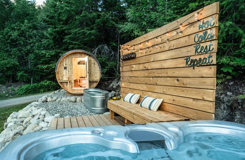 Mount Currie Bed & Breakfast | The Cabin at Sweetwater Lane Farm
