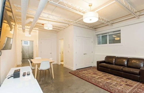 Bridgeland Apartment | The City Haven | Sleeps 4 |