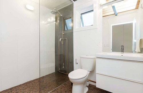 Bridgeland Apartment | The City Haven | Sleeps 4 |