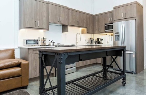 Bridgeland Apartment | The City Loft Retreat | BBQ, Sleeps 6 |