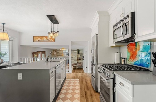 Southwest Edmonton House | The Evergreen Château - Pool & HotTub - Barrel Sauna - Gym