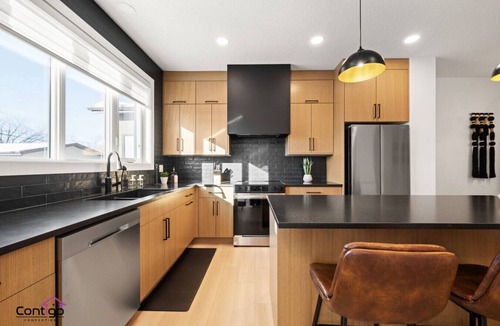 Northwest Edmonton House | The Grande | AC |Garage | Yard | 10 min to Rogers