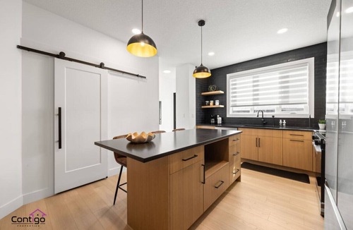 Northwest Edmonton House | The Grande | AC |Garage | Yard | 10 min to Rogers