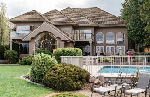 Central Okanagan House | The Grandeur - Lakefront