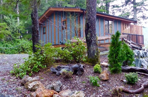 Port Renfrew Cottage | The Great Escape - Secluded with Hot Tub