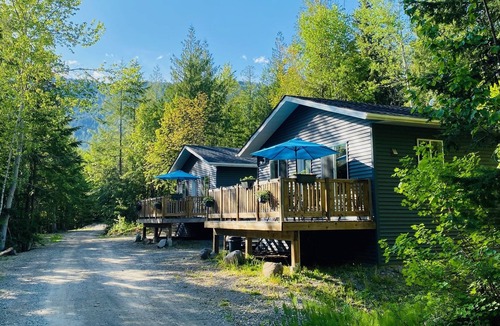 Magna bay Cabin | The Hideout | Cabins at Crowfoot Mtn - Mountain views with Hot tub