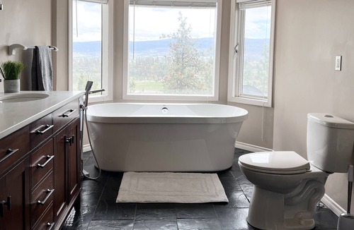 West Kelowna Estates House | "The Horizon" Hillside House with Lakeview and Hot Tub