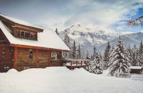 Blaeberry House | The Lazy Elk | Private 16-acre Mountain Lodge + Hot Tub