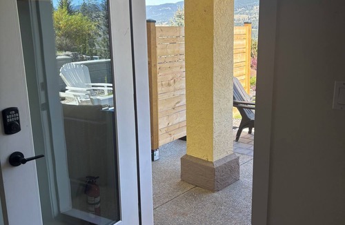 Central Okanagan House | The Lookout - Cozy 1BR Suite Overlooking Wood Lake