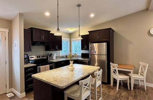 Okanagan-Similkameen House | The Nook at Latimer - 2 Bedroom Carriage House- Short Walk to Downtown and Beach
