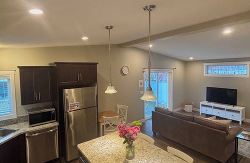 Okanagan-Similkameen House | The Nook at Latimer - 2 Bedroom Carriage House- Short Walk to Downtown and Beach